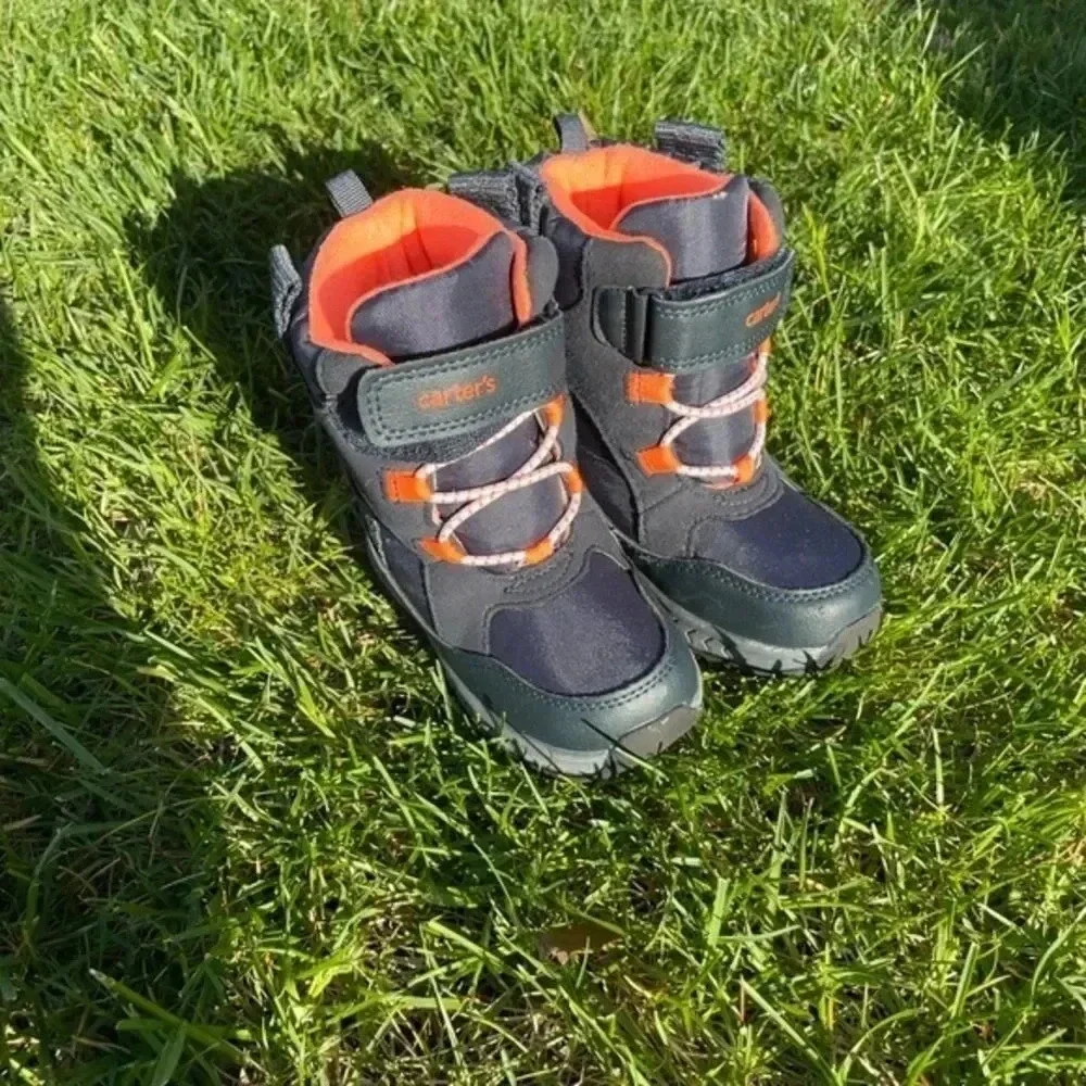 Carter’s snow / rain boots for toddlers size 9M blue excellent condition